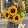 Букет с подсолнухами и зеленой гортензией